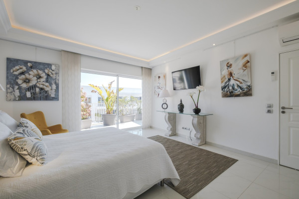 apartment in Cannes : Rent Penthouse in prestigious newly built private Residence a short walk to the rue d'Antibes and the Croisette with huge roof terrace - Photo 31