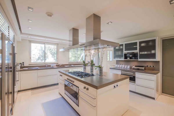 villa in Cannes : Rent Majestic 10 bedroom villa with enormous grounds located in the hills of Cannes - Photo 38