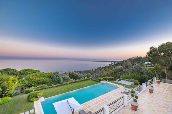 villa in Cannes : Rent Majestic 10 bedroom villa with enormous grounds located in the hills of Cannes - Photo 79