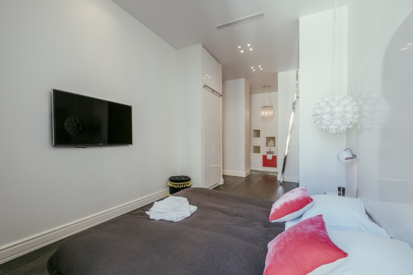 apartment in Cannes : Rent stunning 3 bedroom apartment located in the heart of Cannes across the street from the Palais and the port, close to the beaches of Cannes - Photo 2