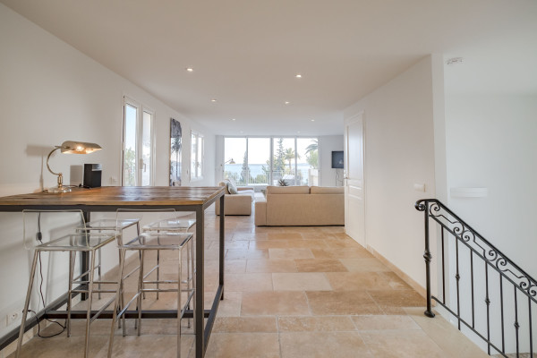 villa in Cannes : Rent incredible 8 bedroom villa a stones throw from the beaches and the Croisette in Cannes with gardens, sea view and pool - Photo 57