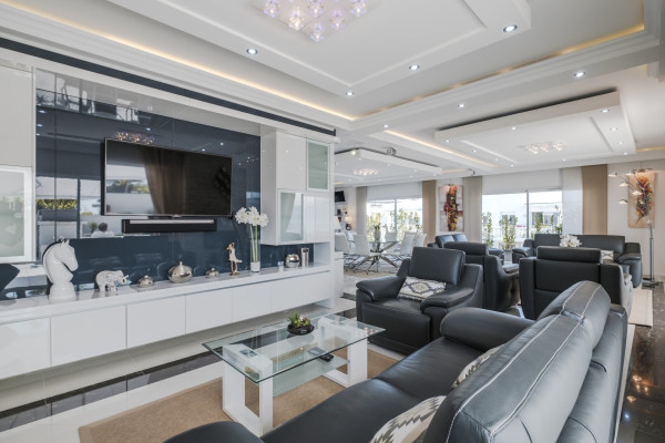 apartment in Cannes : Rent Penthouse in prestigious newly built private Residence a short walk to the rue d'Antibes and the Croisette with huge roof terrace - Photo 28