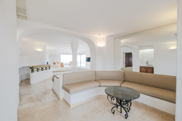 office in Cannes : Rent this huge office / event space located across the street from the Palais with sea view and spacious terrace.  Perfect for banners. - Photo 3