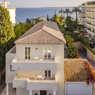 villa in Cannes : Rent incredible 8 bedroom villa a stones throw from the beaches and the Croisette in Cannes with gardens, sea view and pool - Photo 5