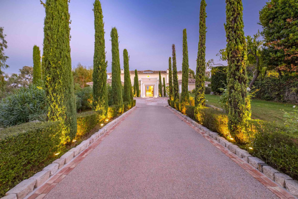 villa in Cannes : Rent Majestic 10 bedroom villa with enormous grounds located in the hills of Cannes - Photo 71