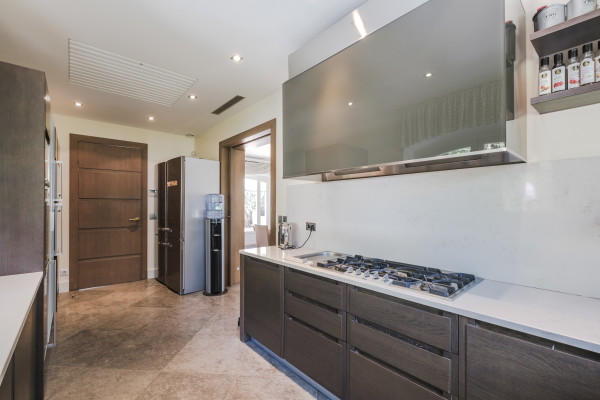 villa in Mougins : Rent Beautiful Stone Property with Parkland and Pool in Mougins - Photo 8