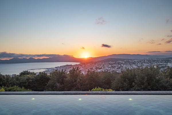 villa in Cannes : Rent Southern Europes most exclusive and stunning villa with 9 bedrooms, panoramic sea views and the height of Luxury - Photo 16