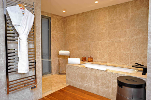 villa in Cannes : Rent Ultra Modern 7 bedroom villa overlooking the Islands off Cannes with easy access into the Croisette - Photo 27