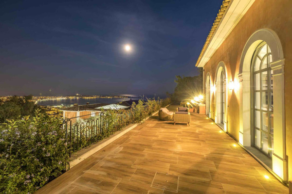 villa in Cannes : Rent Stunning 9 bedroom mansion in the hills of Cannes with incredible sea views, swimming pool and spacious gardens - Photo 23