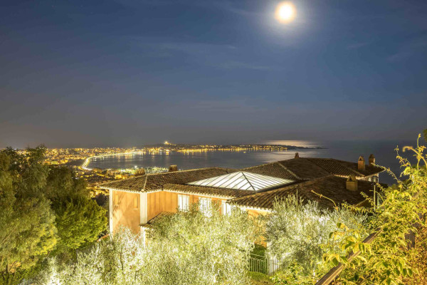 villa in Cannes : Rent Stunning 9 bedroom mansion in the hills of Cannes with incredible sea views, swimming pool and spacious gardens - Photo 22