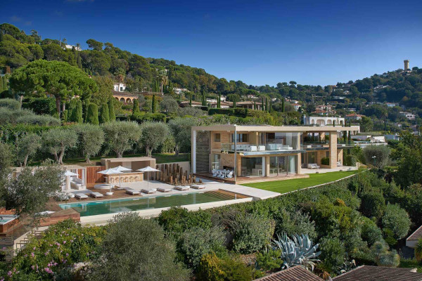 villa in Cannes : Rent incredible 6  bedroom, ultra stylish villa in the hills of Cannes with sea views and in close proximity to the Croisette - Photo 1