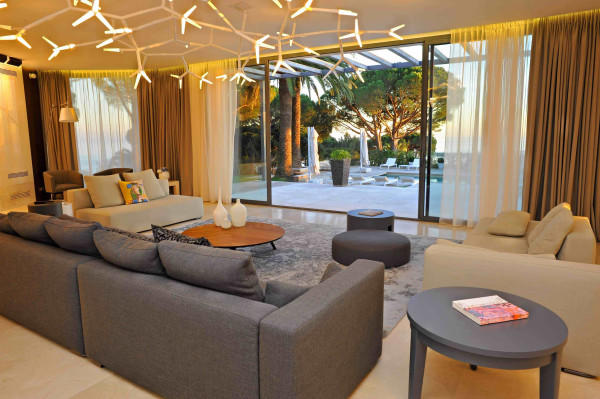 villa in Cannes : Rent Ultra Modern 7 bedroom villa overlooking the Islands off Cannes with easy access into the Croisette - Photo 35