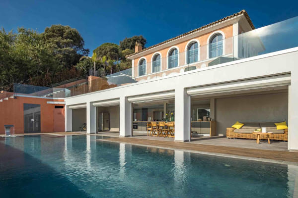 villa in Cannes : Rent Stunning 9 bedroom mansion in the hills of Cannes with incredible sea views, swimming pool and spacious gardens - Photo 21