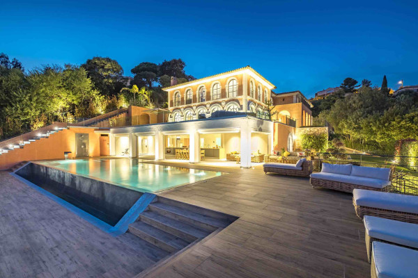 villa in Cannes : Rent Stunning 9 bedroom mansion in the hills of Cannes with incredible sea views, swimming pool and spacious gardens - Photo 26