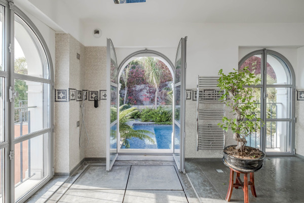 villa in Cannes : Rent Stunning 9 bedroom mansion in the hills of Cannes with incredible sea views, swimming pool and spacious gardens - Photo 34