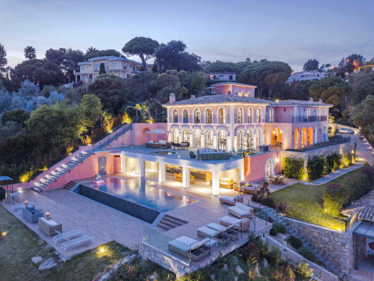 villa in Cannes : Rent Stunning 9 bedroom mansion in the hills of Cannes with incredible sea views, swimming pool and spacious gardens - Photo 0