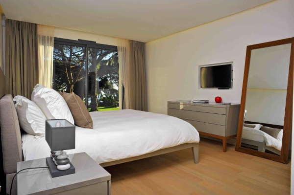 villa in Cannes : Rent Ultra Modern 7 bedroom villa overlooking the Islands off Cannes with easy access into the Croisette - Photo 20