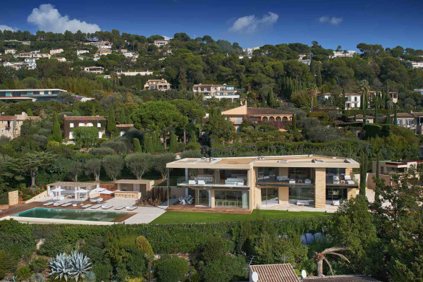 villa in Cannes : Rent incredible 6  bedroom, ultra stylish villa in the hills of Cannes with sea views and in close proximity to the Croisette - Photo 3
