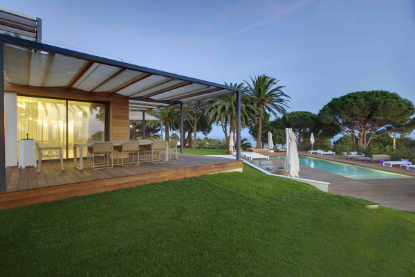 villa in Cannes : Rent Ultra Modern 7 bedroom villa overlooking the Islands off Cannes with easy access into the Croisette - Photo 29