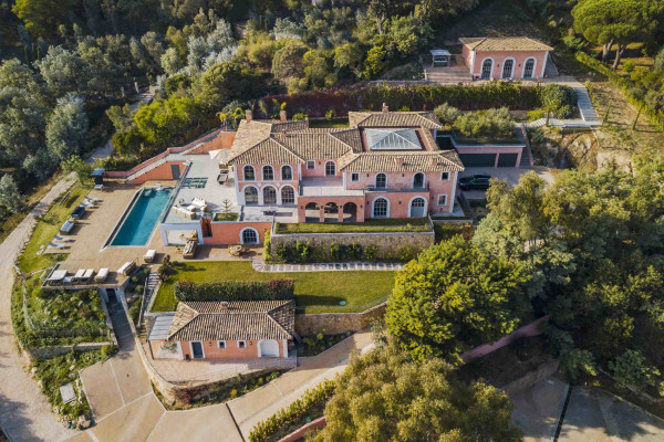 villa in Cannes : Rent Stunning 9 bedroom mansion in the hills of Cannes with incredible sea views, swimming pool and spacious gardens - Photo 4