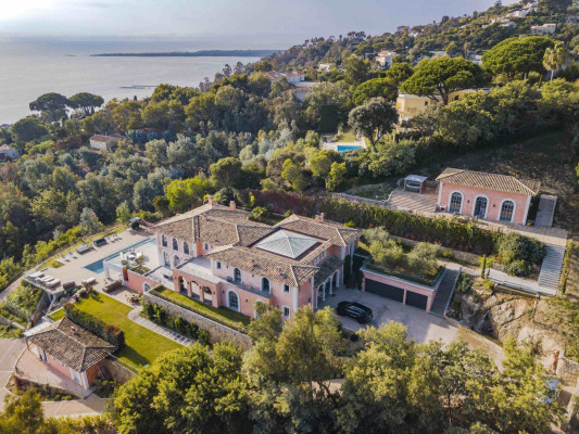 villa in Cannes : Rent Stunning 9 bedroom mansion in the hills of Cannes with incredible sea views, swimming pool and spacious gardens - Photo 5