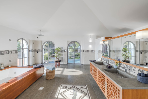 villa in Cannes : Rent Stunning 9 bedroom mansion in the hills of Cannes with incredible sea views, swimming pool and spacious gardens - Photo 32