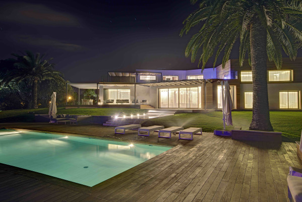 villa in Cannes : Rent Ultra Modern 7 bedroom villa overlooking the Islands off Cannes with easy access into the Croisette - Photo 18