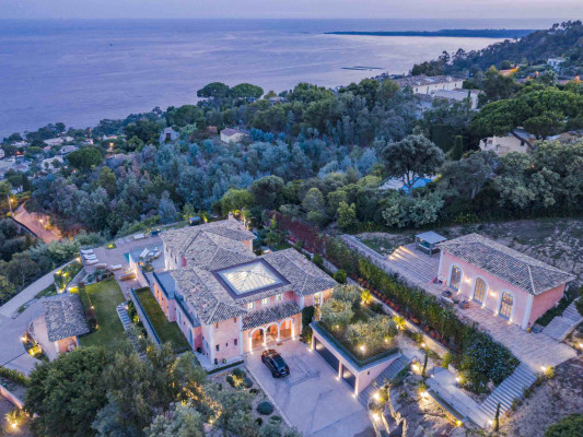 villa in Cannes : Rent Stunning 9 bedroom mansion in the hills of Cannes with incredible sea views, swimming pool and spacious gardens - Photo 2