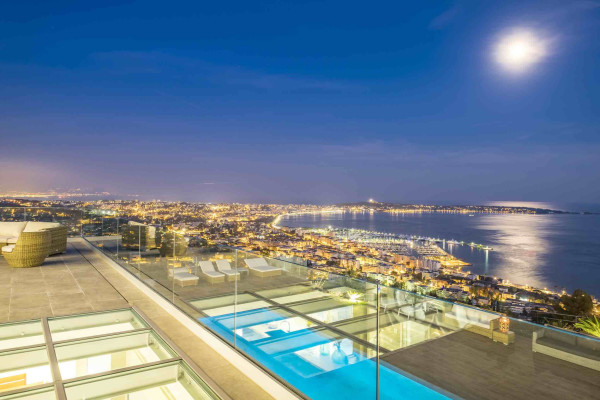 villa in Cannes : Rent Stunning 9 bedroom mansion in the hills of Cannes with incredible sea views, swimming pool and spacious gardens - Photo 24
