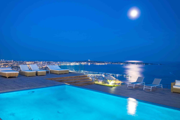 villa in Cannes : Rent Stunning 9 bedroom mansion in the hills of Cannes with incredible sea views, swimming pool and spacious gardens - Photo 1