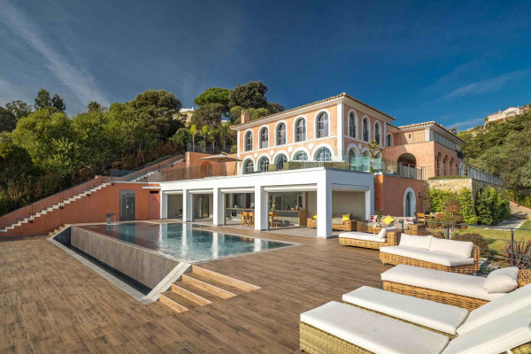 villa in Cannes : Rent Stunning 9 bedroom mansion in the hills of Cannes with incredible sea views, swimming pool and spacious gardens - Photo 20
