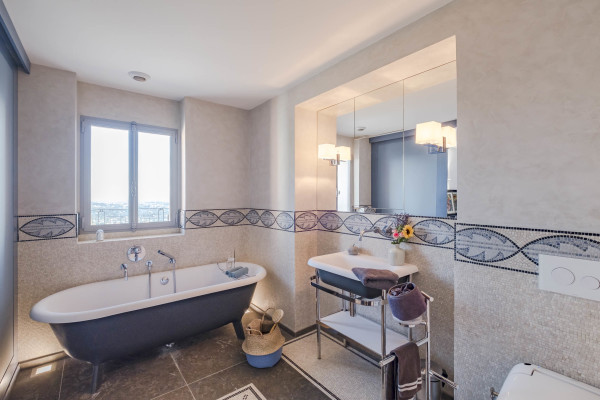 villa in Cannes : Rent Stunning 9 bedroom mansion in the hills of Cannes with incredible sea views, swimming pool and spacious gardens - Photo 45