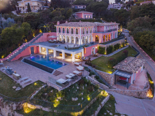 villa in Cannes : Rent Stunning 9 bedroom mansion in the hills of Cannes with incredible sea views, swimming pool and spacious gardens - Photo 6