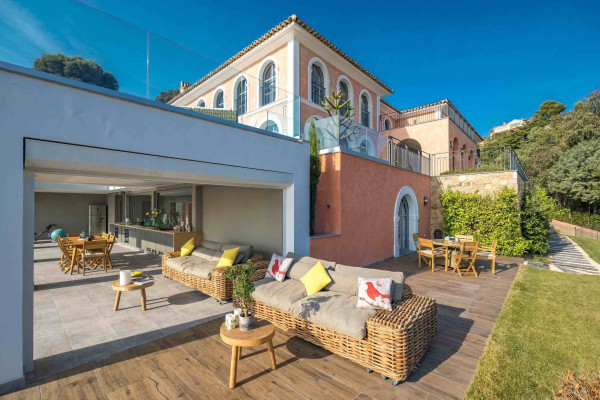 villa in Cannes : Rent Stunning 9 bedroom mansion in the hills of Cannes with incredible sea views, swimming pool and spacious gardens - Photo 18