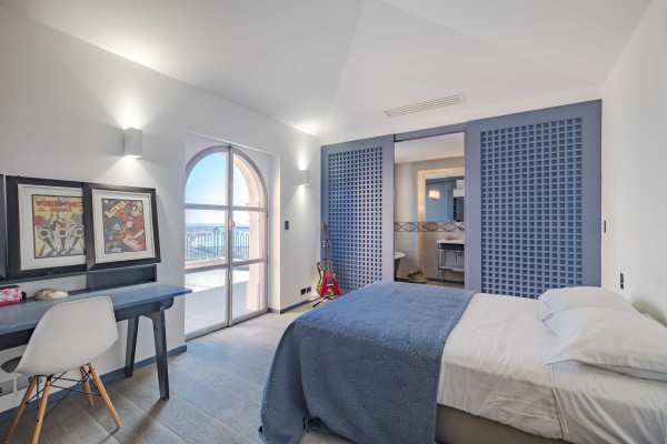 villa in Cannes : Rent Stunning 9 bedroom mansion in the hills of Cannes with incredible sea views, swimming pool and spacious gardens - Photo 37