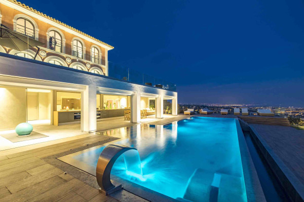 villa in Cannes : Rent Stunning 9 bedroom mansion in the hills of Cannes with incredible sea views, swimming pool and spacious gardens - Photo 27