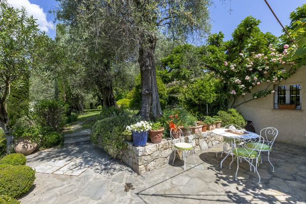 villa in Grasse : Rent this 8 bedrooms provencal villa between Valbonne and Grasse, perfect for family holidays. - Photo 30