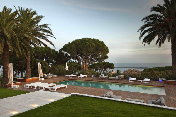 villa in Cannes : Rent Ultra Modern 7 bedroom villa overlooking the Islands off Cannes with easy access into the Croisette - Photo 39