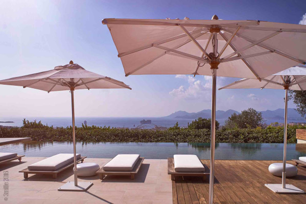 villa in Cannes : Rent incredible 6  bedroom, ultra stylish villa in the hills of Cannes with sea views and in close proximity to the Croisette - Photo 4