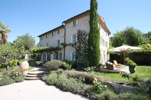 villa in Grasse : Rent this 8 bedrooms provencal villa between Valbonne and Grasse, perfect for family holidays. - Photo 0