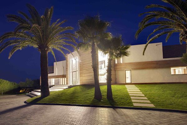 villa in Cannes : Rent Ultra Modern 7 bedroom villa overlooking the Islands off Cannes with easy access into the Croisette - Photo 19