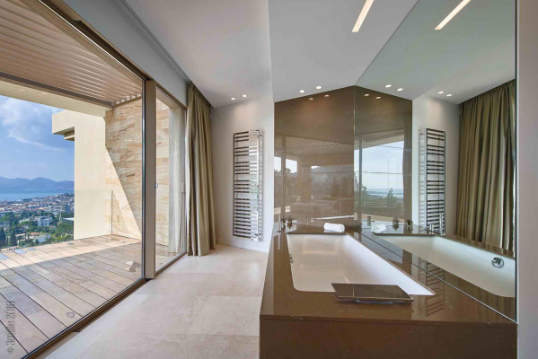 villa in Cannes : Rent incredible 6  bedroom, ultra stylish villa in the hills of Cannes with sea views and in close proximity to the Croisette - Photo 16