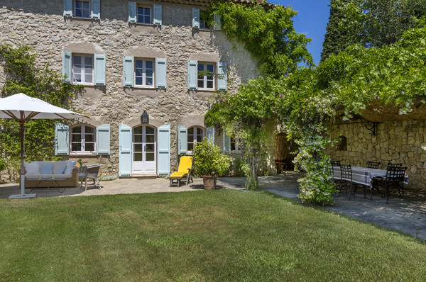 villa in Grasse : Rent this 8 bedrooms provencal villa between Valbonne and Grasse, perfect for family holidays. - Photo 1