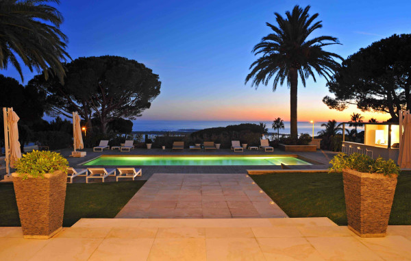 villa in Cannes : Rent Ultra Modern 7 bedroom villa overlooking the Islands off Cannes with easy access into the Croisette - Photo 15