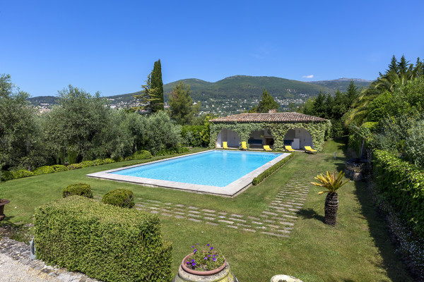 villa in Grasse : Rent this 8 bedrooms provencal villa between Valbonne and Grasse, perfect for family holidays. - Photo 2