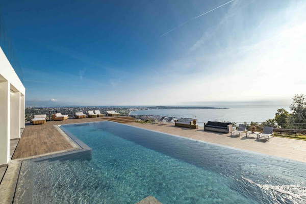 villa in Cannes : Rent Stunning 9 bedroom mansion in the hills of Cannes with incredible sea views, swimming pool and spacious gardens - Photo 19