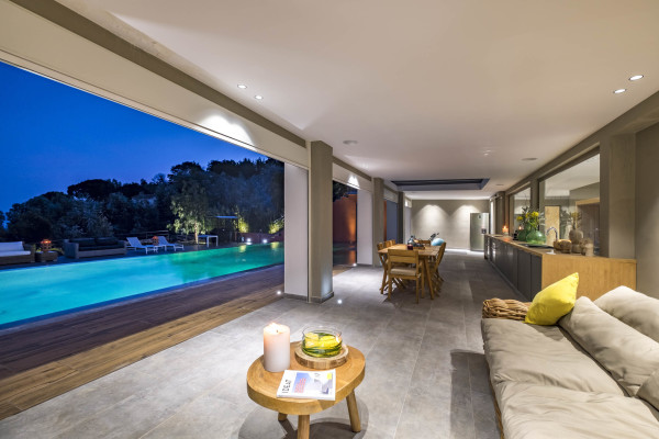 villa in Cannes : Rent Stunning 9 bedroom mansion in the hills of Cannes with incredible sea views, swimming pool and spacious gardens - Photo 54