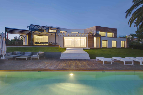 villa in Cannes : Rent Ultra Modern 7 bedroom villa overlooking the Islands off Cannes with easy access into the Croisette - Photo 16