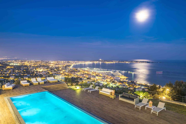 villa in Cannes : Rent Stunning 9 bedroom mansion in the hills of Cannes with incredible sea views, swimming pool and spacious gardens - Photo 25