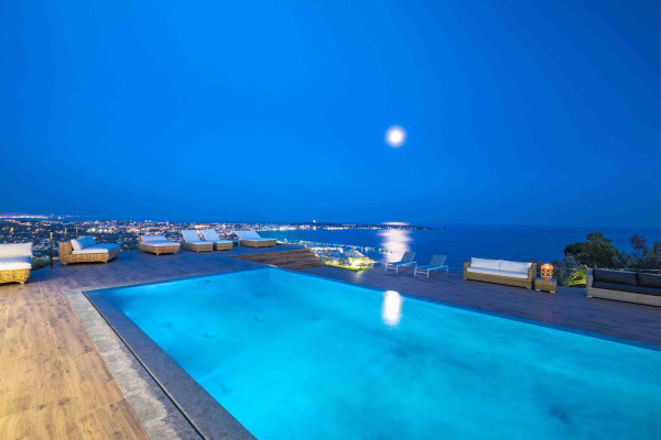 villa in Cannes : Rent Stunning 9 bedroom mansion in the hills of Cannes with incredible sea views, swimming pool and spacious gardens - Photo 28